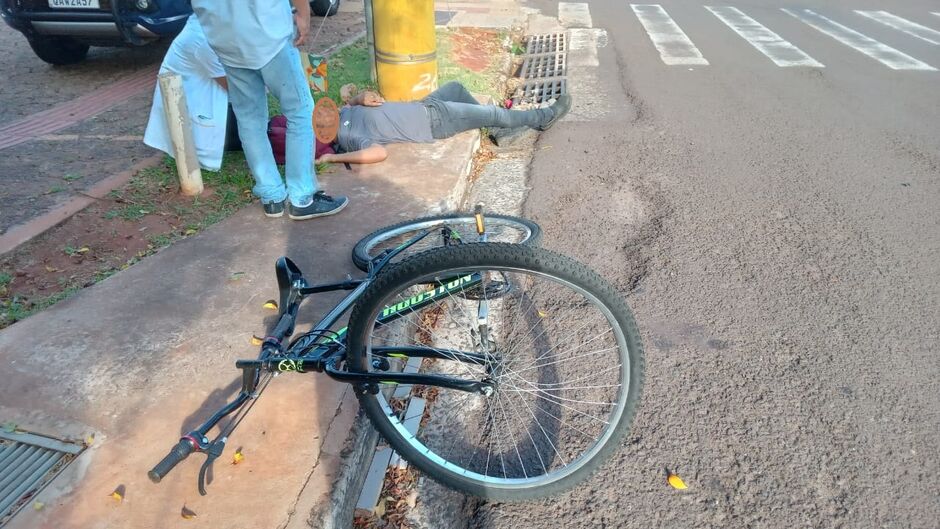 Ciclista ficou caído até ser socorrido