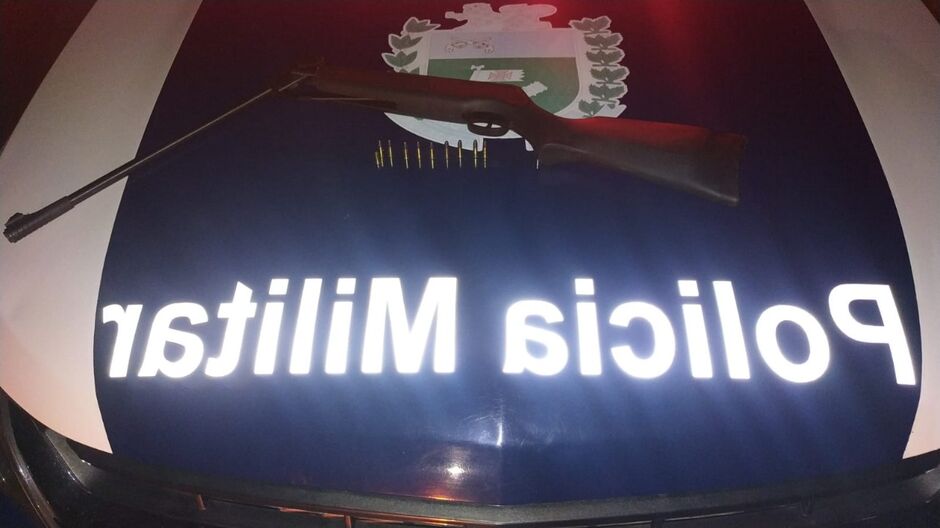 Arma de fogo foi apreendida pela PM