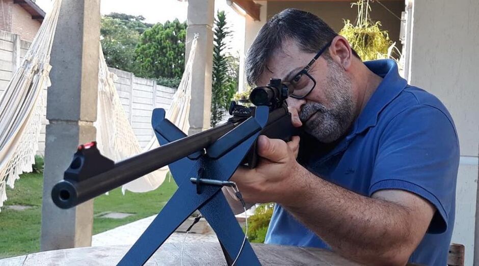 Pastor faz apologia às armas nas redes sociais