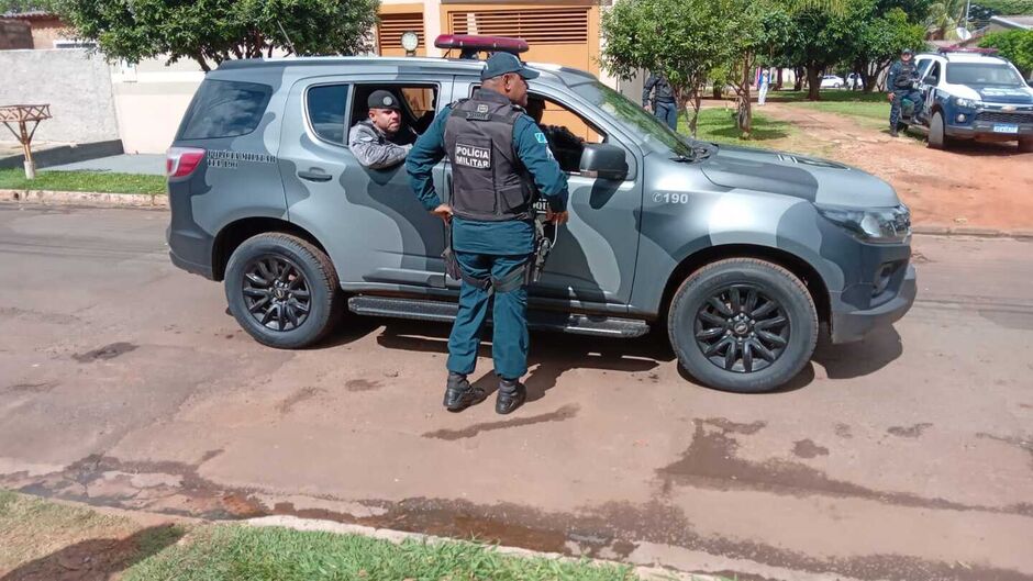 Policiais fazem rondas para encontrar o suspeito