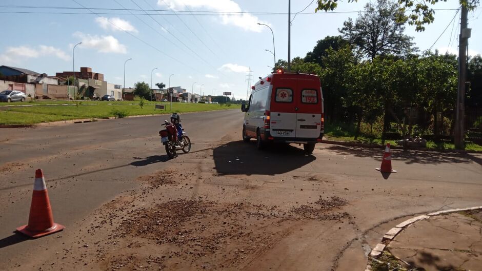 Motorista não viu moto e bateu na avenida Lúdio Martins Coelho