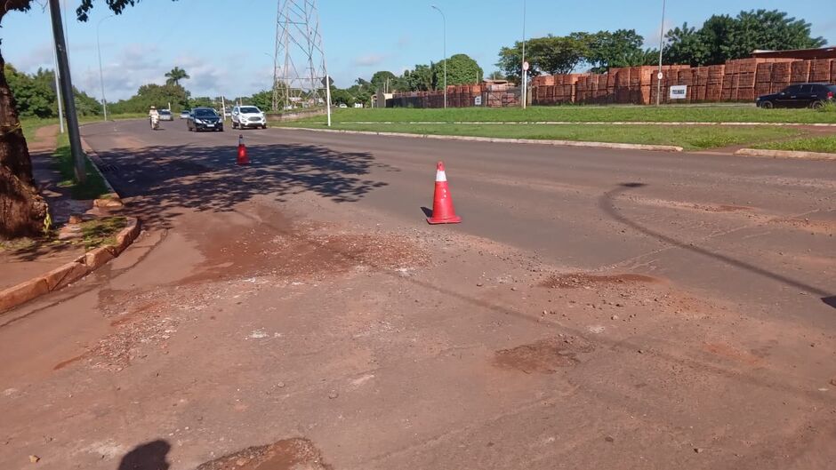 Motorista não viu moto e bateu na avenida Lúdio Martins Coelho