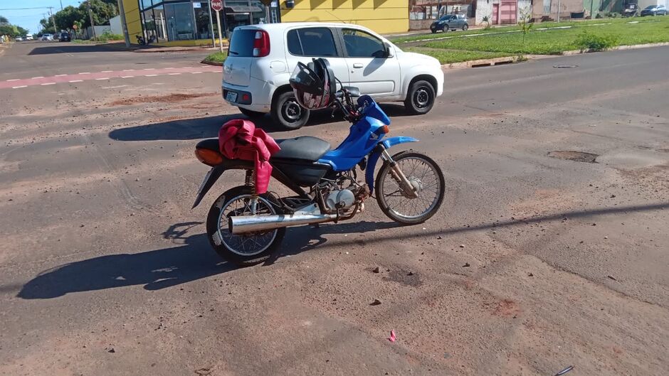 Motorista não viu moto e bateu na avenida Lúdio Martins Coelho