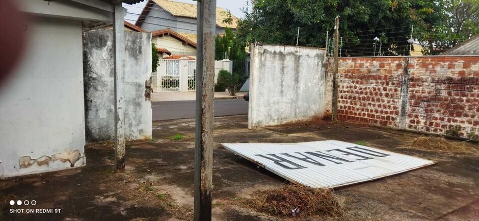 Portão do prédio caiu e local passou a ser frequentado por bandidos