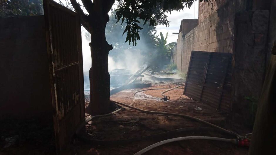 Casa de madeira pegou fogo no Colúmbia