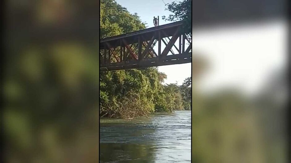 Momento do salto foi gravado por amigos