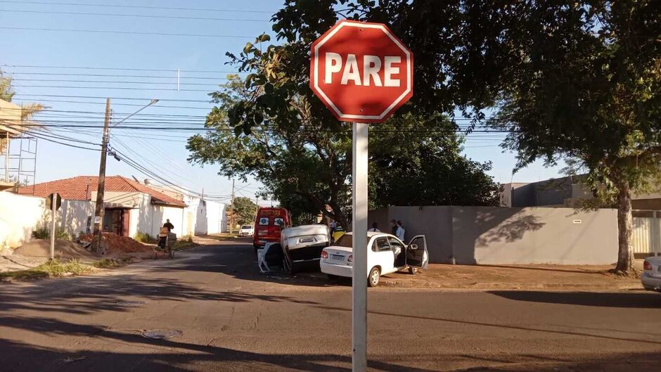 O veículo parou com teto no chão