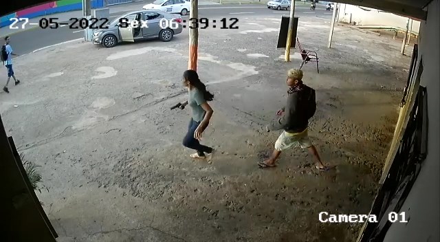 Mulher sai com uma arma nas mãos 