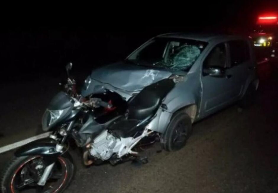 Moto ficou presa na parte frontal do carro