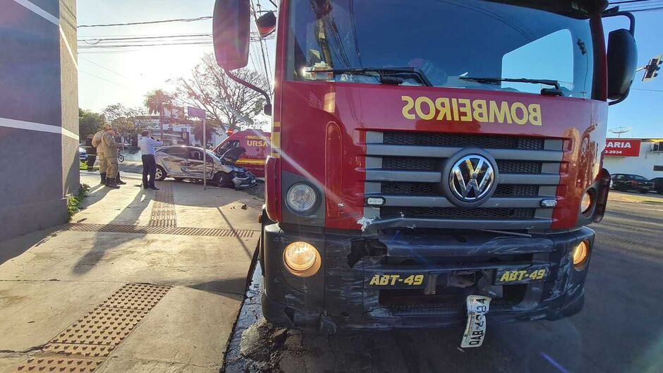 Acidente triplo deixou dois carros destruídos