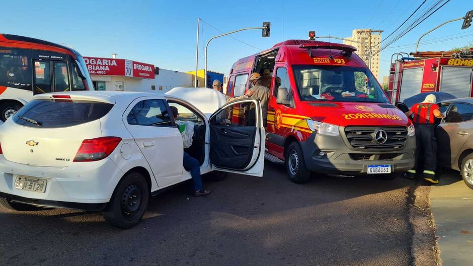 Acidente triplo deixou dois carros destruídos