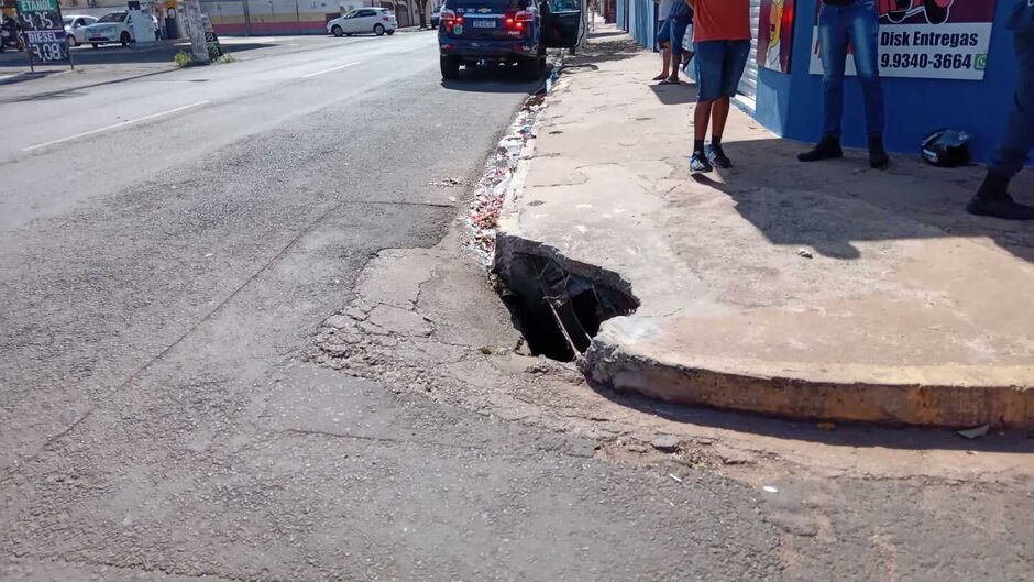 O ciclista caiu, bateu a cabeça e desmaiou