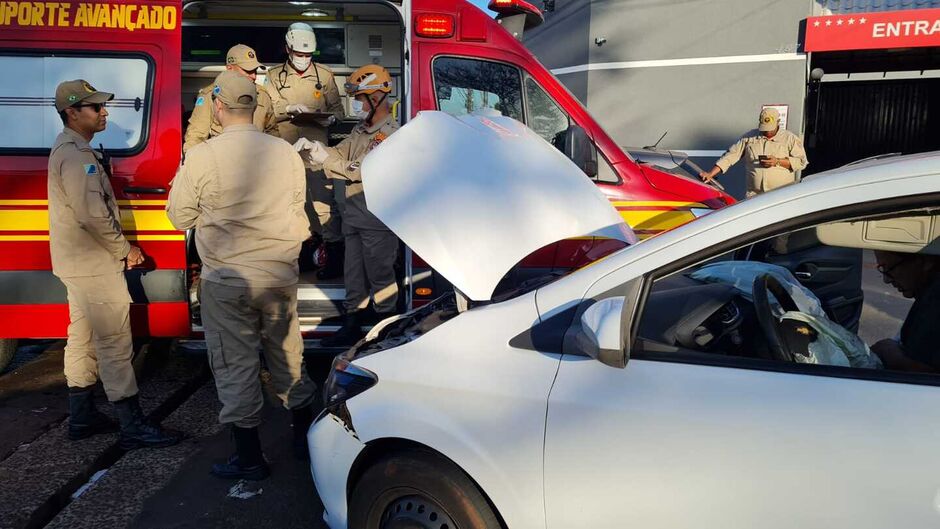 Acidente triplo deixou dois carros destruídos