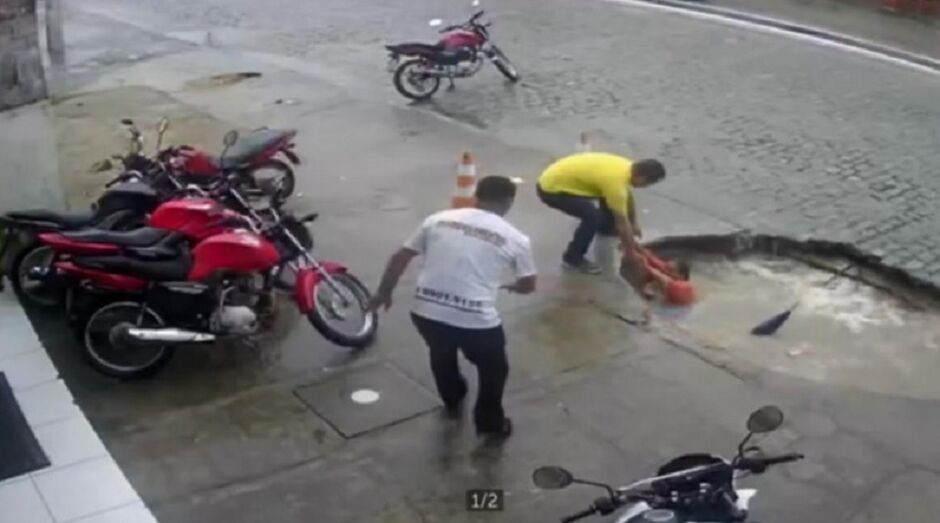 Mulher foi engolida por cratera