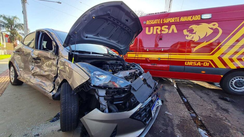 Acidente triplo deixou dois carros destruídos