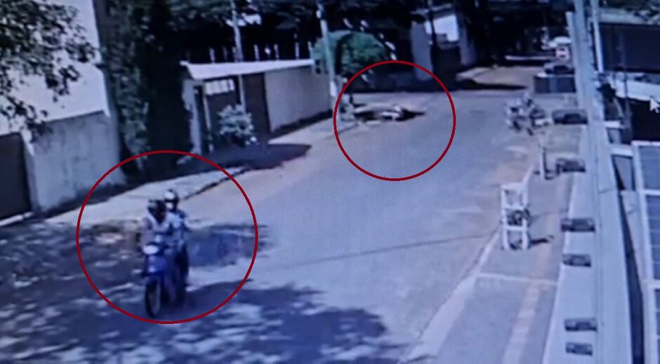 Dupla foge e abandona moto na 24 de Outubro 