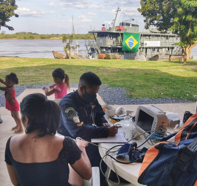 Navio da Marinha oferece atendimentos médicos e olontológicos a ribeirinhos do Pantanal-MS