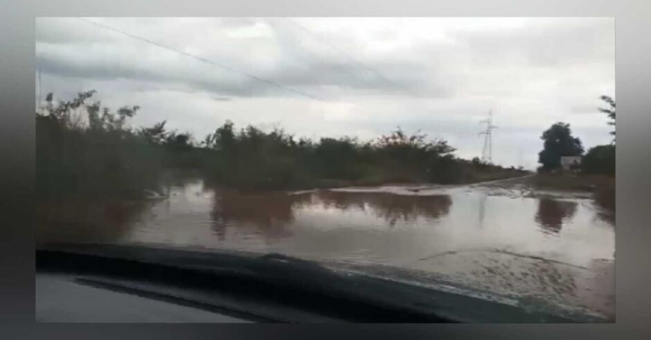 Condutores tem que encarar lagoa que se forma no meio da estrada durante chuvas