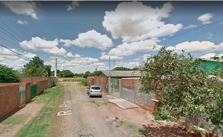 Homem foi esfaqueado na frente da casa