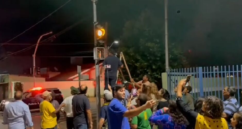 Povo foi à loucura com primeiro semáforo da cidade