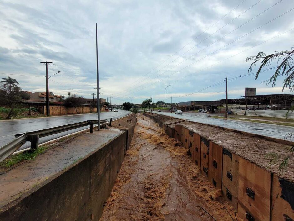 Em pouco tempo, temporal deixou pequenos estragos e riscos aos motoristas e motociclistas