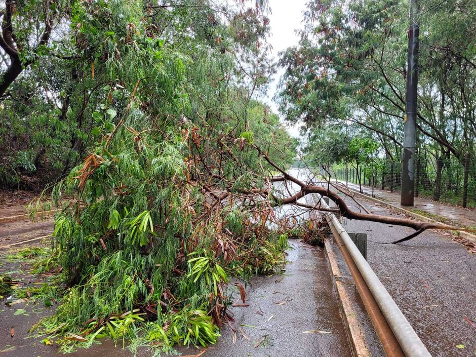 Em pouco tempo, temporal deixou pequenos estragos e riscos aos motoristas e motociclistas