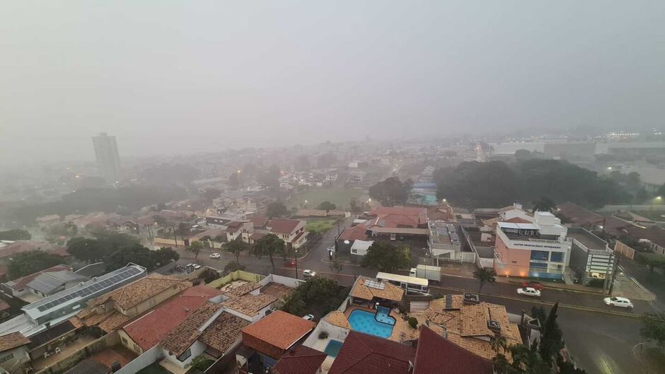 Tempestade provocou danos e deixou alguns bairros sem energia
