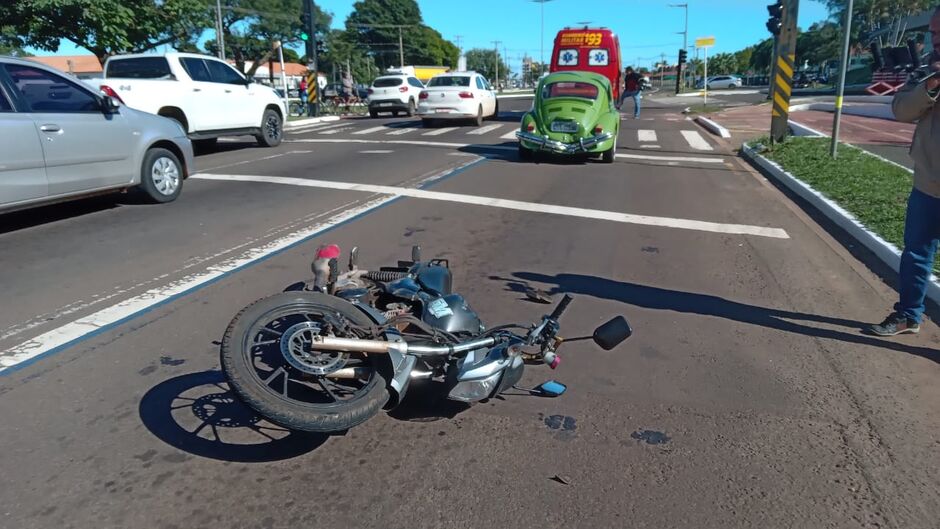 A moto ficou caída na pista