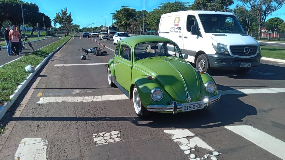 A moto ficou caída na pista