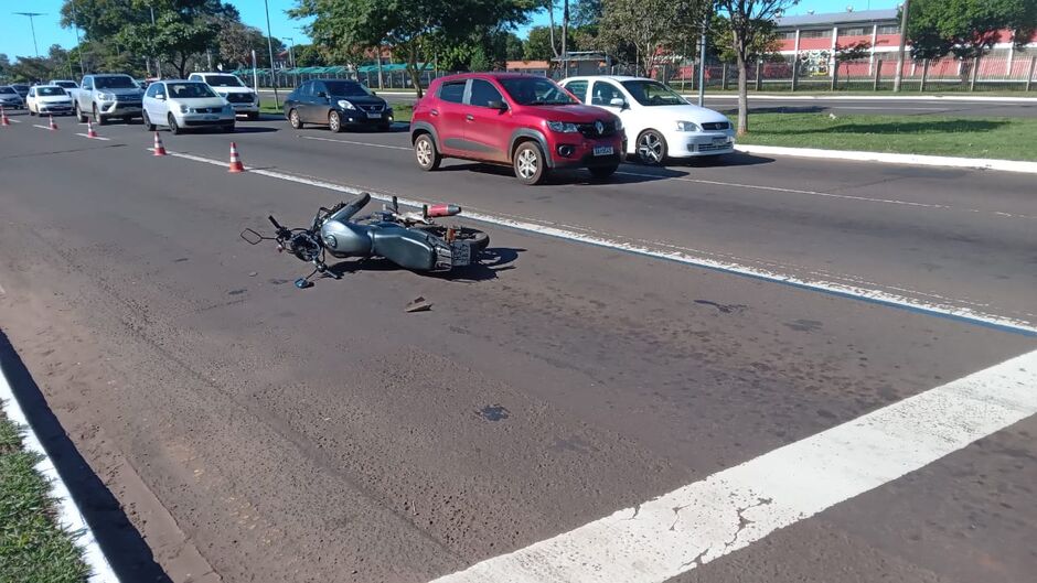 A moto ficou caída na pista