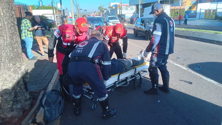 Motociclista foi socorrido por equipes do Samu e Bombeiros