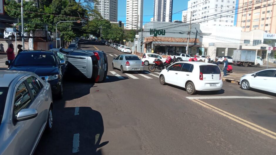 O veículo capotou e parou tombado na via