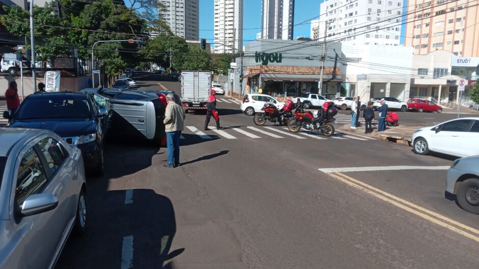 O veículo capotou e parou tombado na via