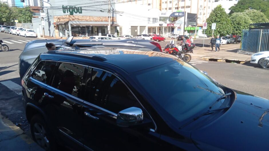 O veículo capotou e parou tombado na via