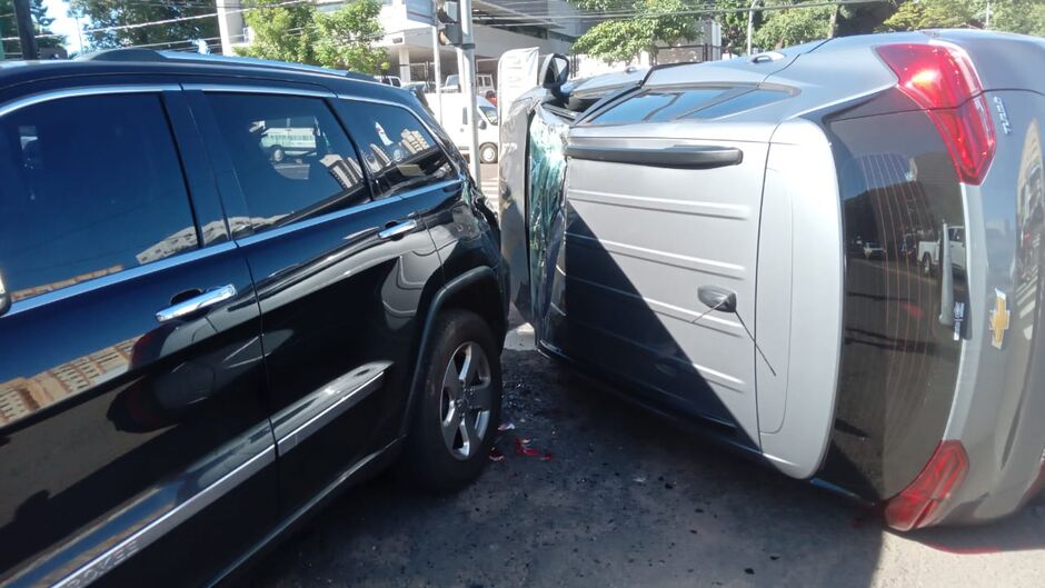 O veículo capotou e parou tombado na via