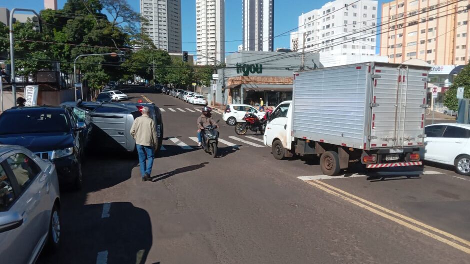 O veículo capotou e parou tombado na via