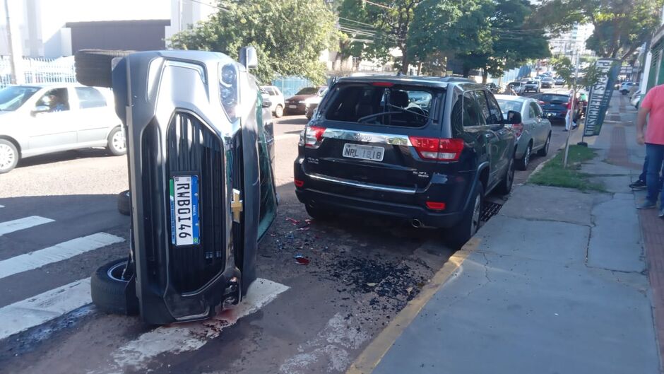 O veículo capotou e parou tombado na via