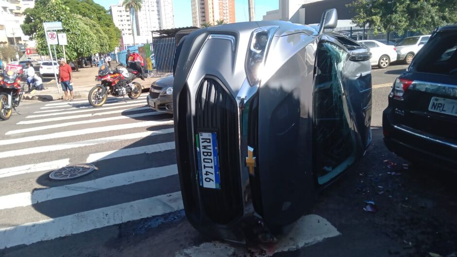 O veículo capotou e parou tombado na via