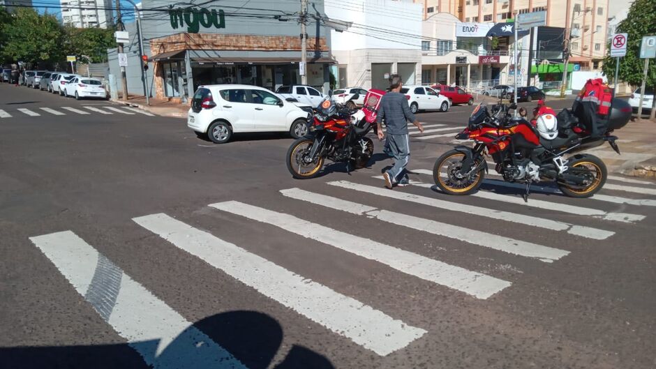 O veículo capotou e parou tombado na via