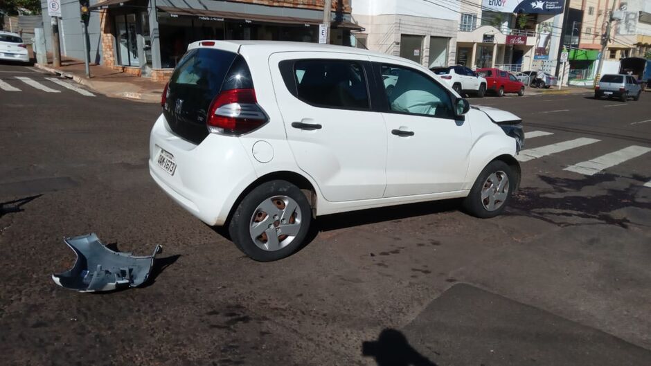 O veículo capotou e parou tombado na via