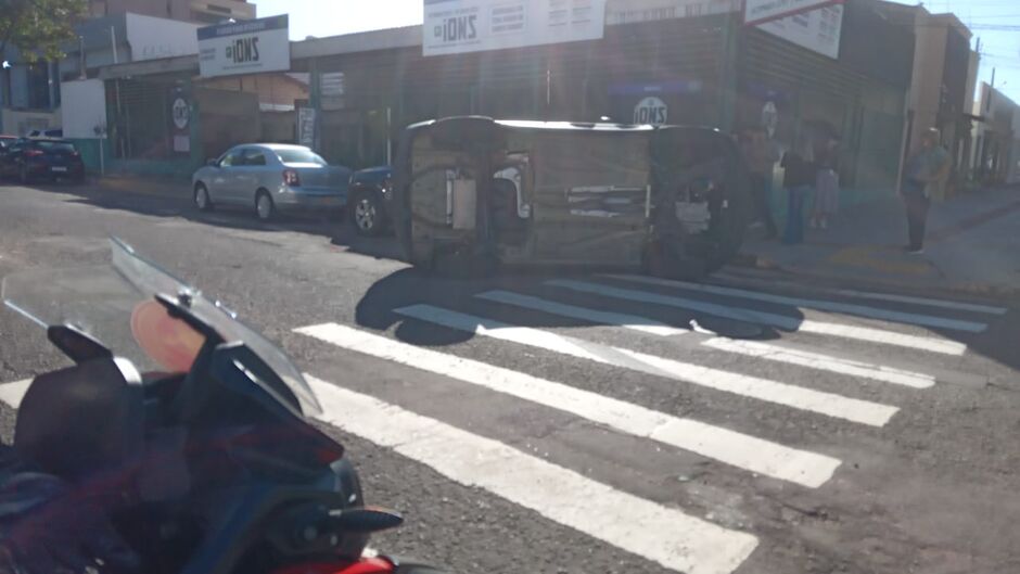 O veículo capotou e parou tombado na via