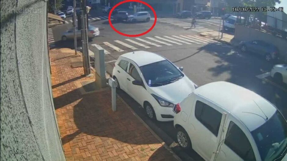 Apressadinho furou o sinal e bateu contra veículo antes de capotar
