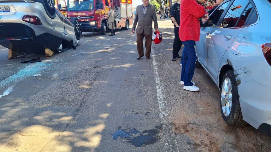 O veículo ficou tombado na pista