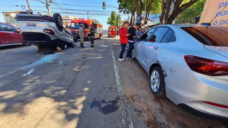 O veículo ficou tombado na pista