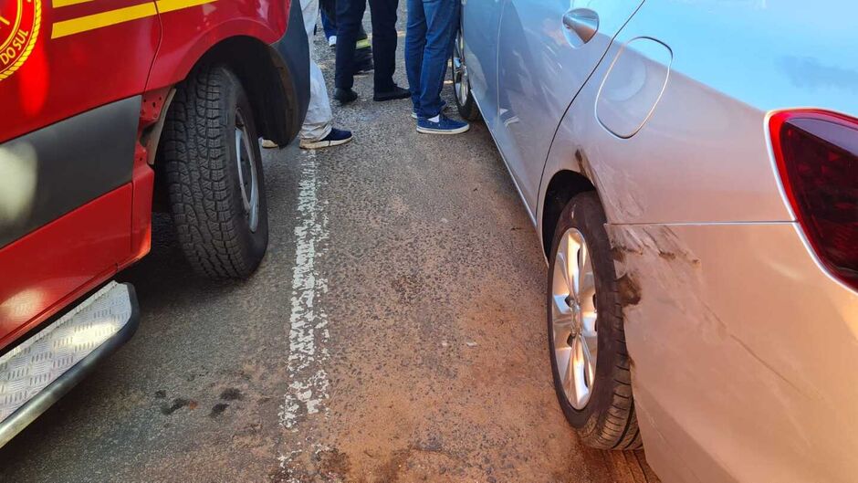 O veículo ficou tombado na pista