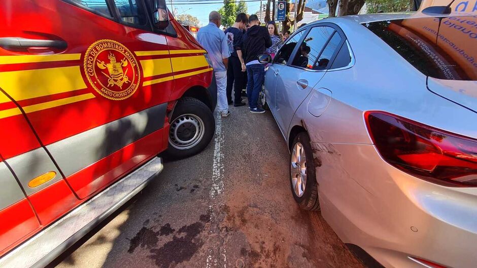 O veículo ficou tombado na pista