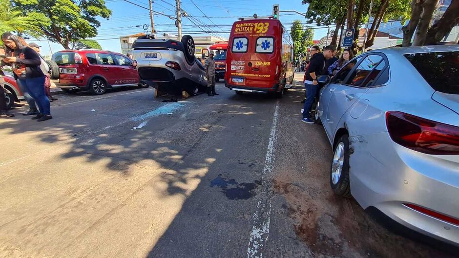 O veículo ficou tombado na pista