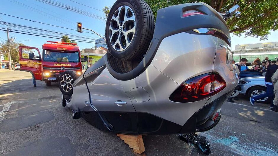 O veículo ficou tombado na pista
