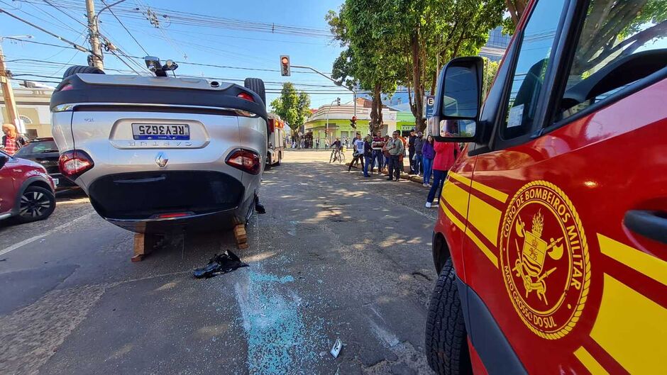 O veículo ficou tombado na pista