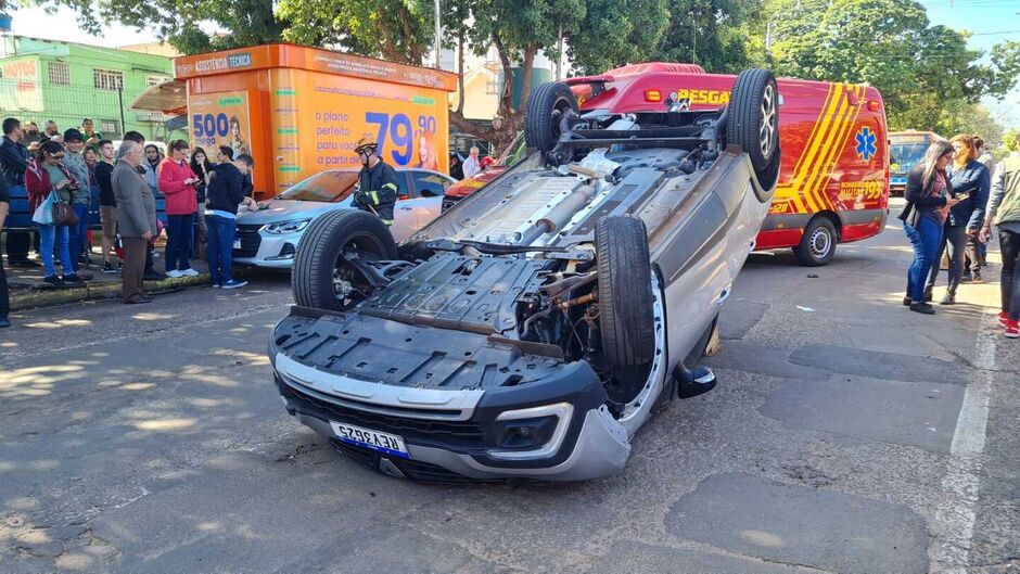 O veículo ficou tombado na pista